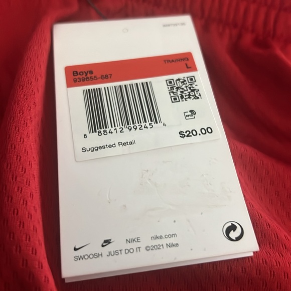 NWT BOYS NIKE DRIFIT SHORTS (LARGE) - Picture 3 of 4